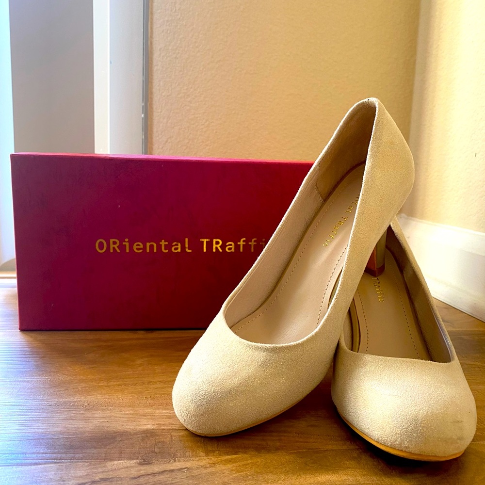 Bow Back Heel Pumps (US size 4-4.5)